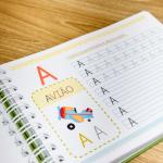 Caligrafia Escrevendo Letrinhas