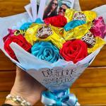 Buquê personalizado com bombom e rosa de cetim