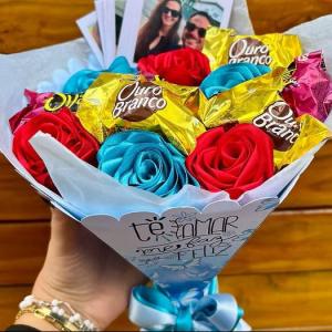 Buquê personalizado com bombom e rosa de cetim